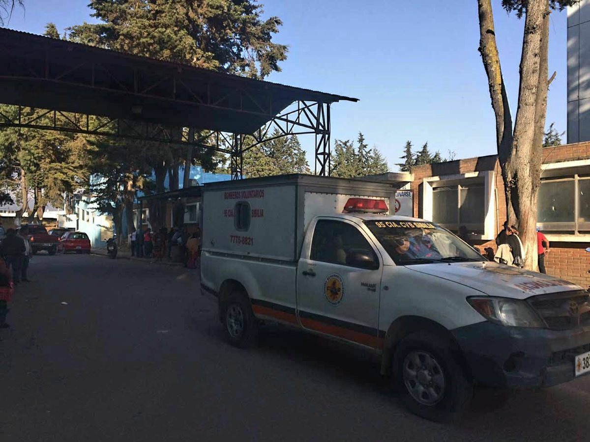 Bomberos Voluntarios de Sibilia trasladaron al menor al HRO, el miércoles por la tarde. (Foto Prensa Libre: Cortesía bomberos)