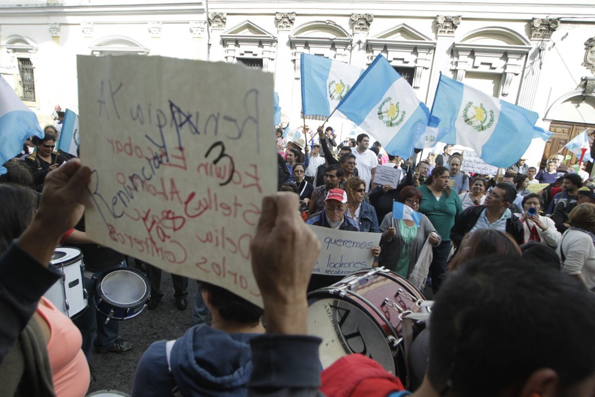 Decenas de personas manifestaron frente al Congreso este sábado. (Foto Prensa Libre: Edwin Bercián)