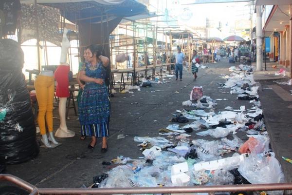 Las calles de la Ciudad de Escuintla amanecieron con exceso de basura, debido a la celebración de la Navidad. (Foto Prensa Libre: Melvin Sandoval)<br _mce_bogus="1"/>