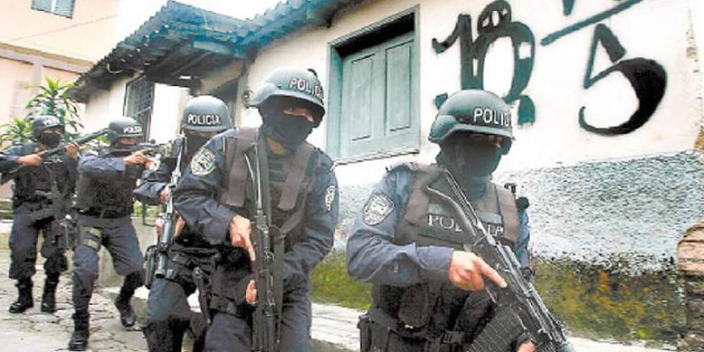 Policías de El Salvador realizan operativos para capturar a pandilleros. Ese es uno de los países más afectado por las maras. (Foto Prensa Libre: Hemeroteca PL)