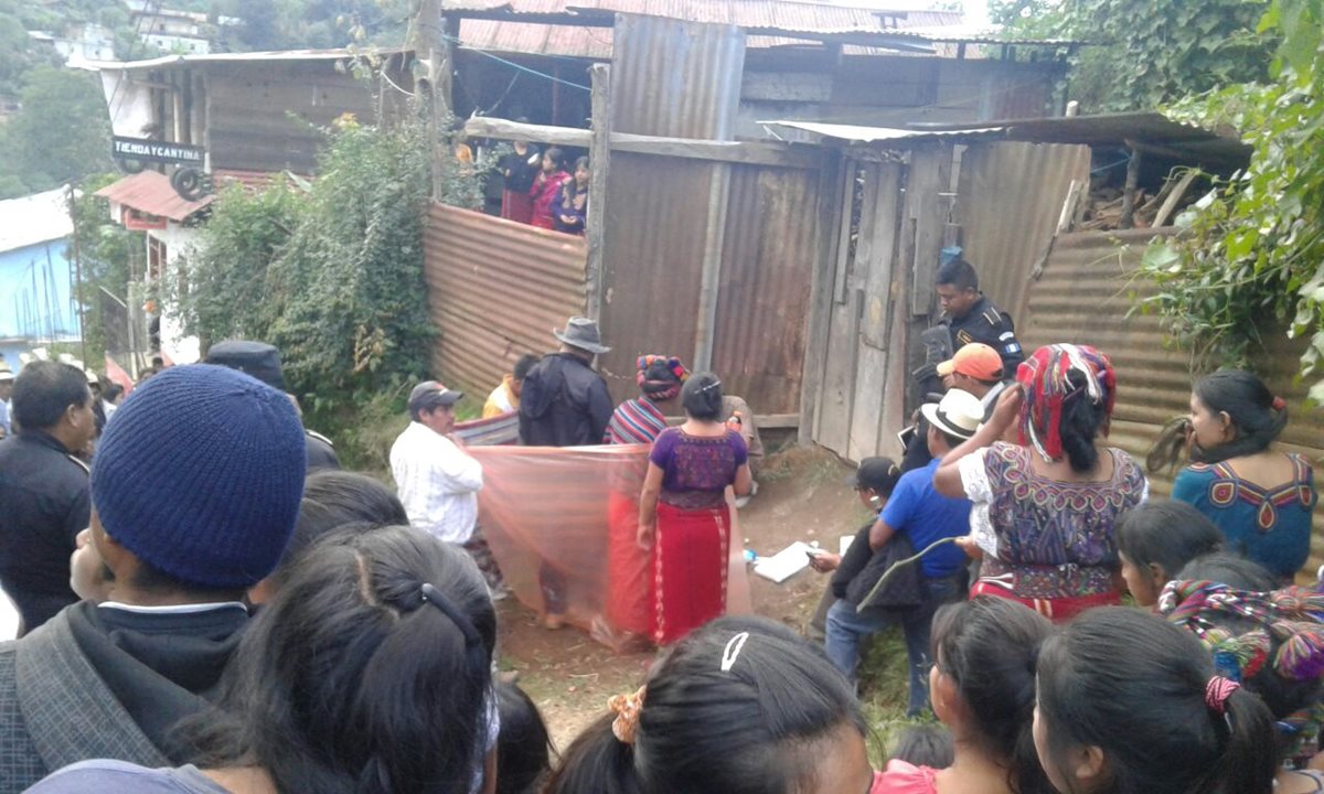 Pobladores y agentes de la PNC en el lugar donde Bernal se desplomó y murió. (Foto Prensa Libre: Óscar Figueroa)