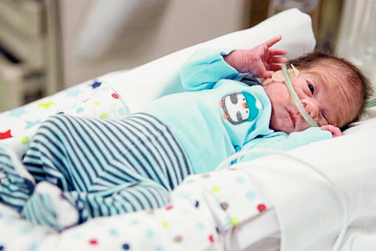 Un bebé nacido de mujer con muerte cerebral deja hospital en Nebraska, EE.UU.
