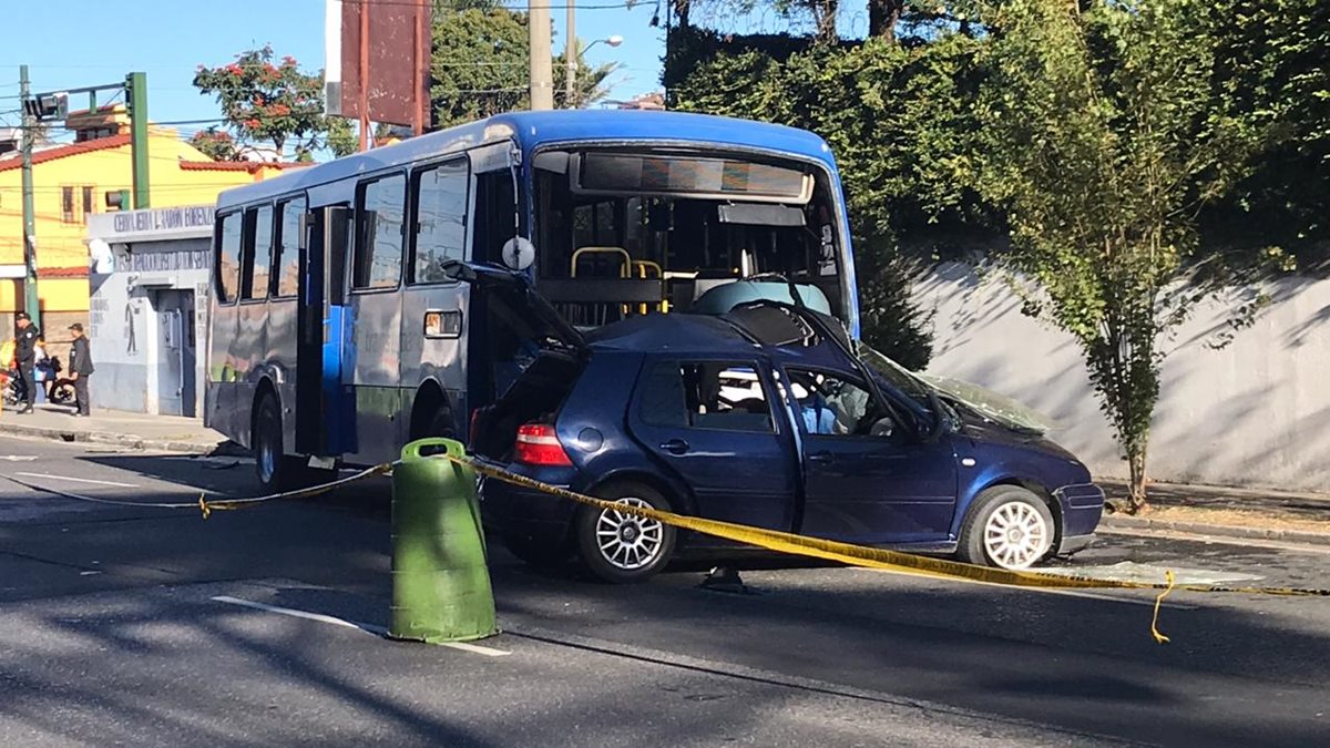Choque en zona 10 entre autobús de Transurbano y vehículo deja una mujer fallecida
