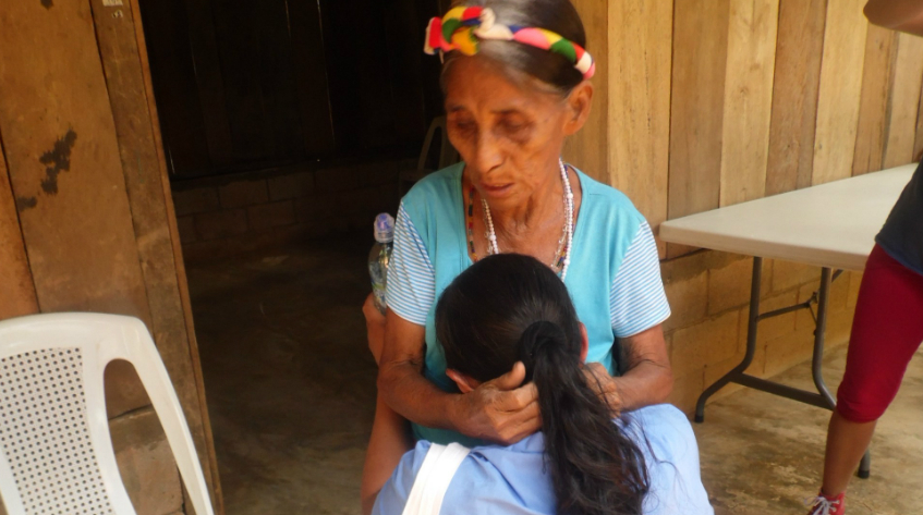 Francisca Ordóñez Sales se reencuentra con su mamá, María Sales, luego de tres décadas de ausencia (2 de agosto del 2014). Foto Prensa Libre: Liga Guatemalteca de Higiene Mental.