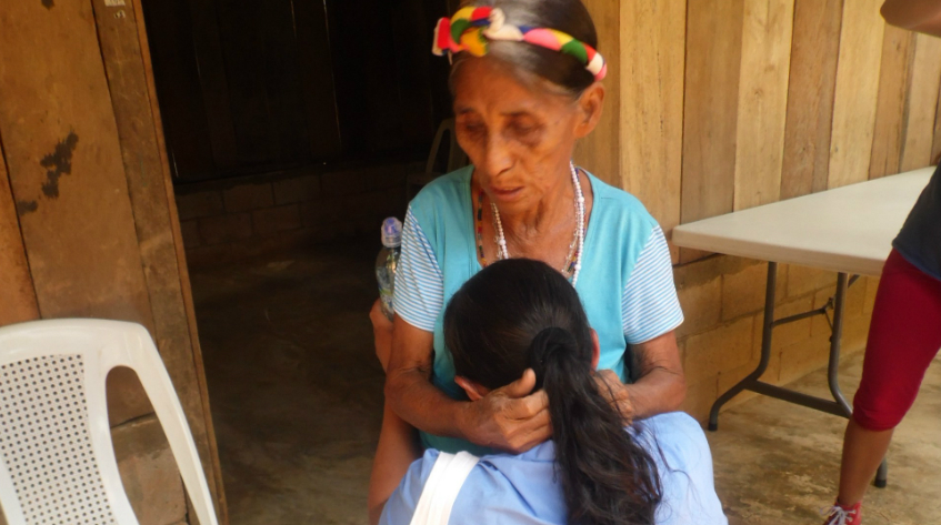 Francisca Ordóñez Sales se reencuentra con su mamá, María Sales, luego de tres décadas de ausencia (2 de agosto del 2014). Foto Prensa Libre: Liga Guatemalteca de Higiene Mental.
