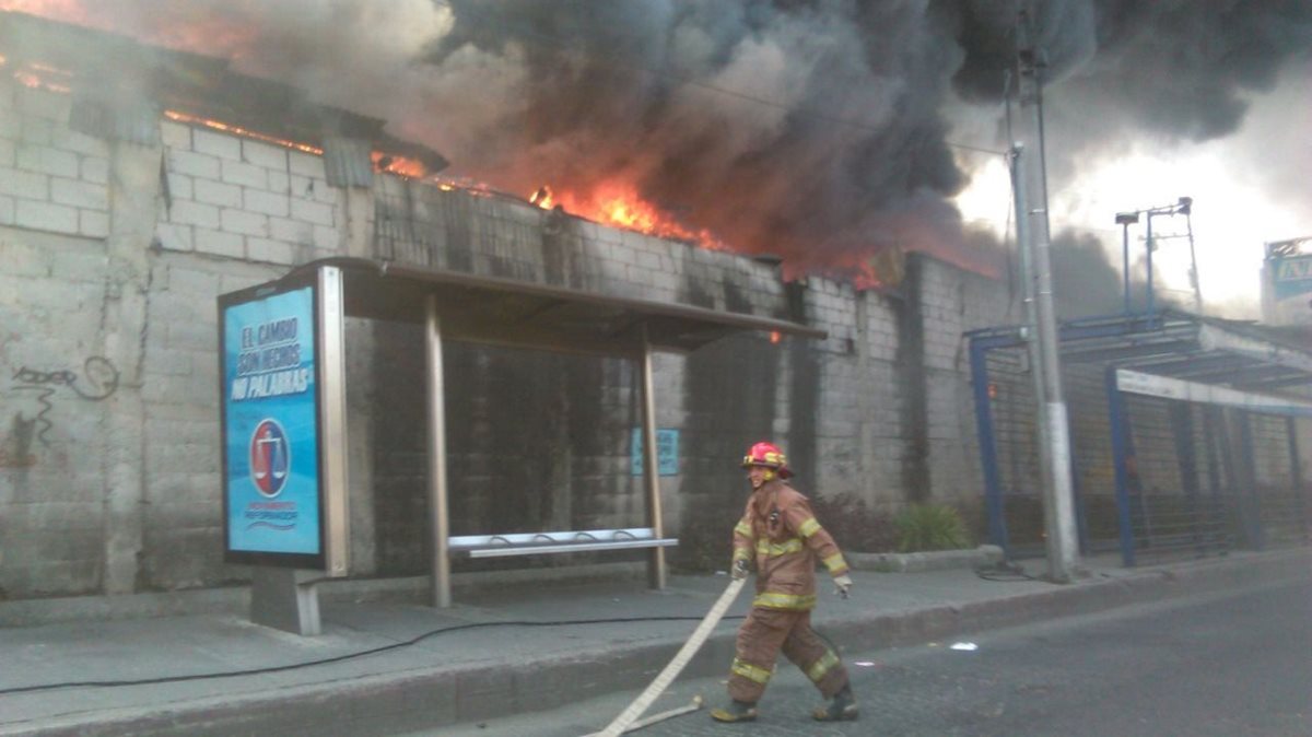 Un bombero Municipal busca lugares accesibles que permitan combatir las llamas. (Foto Prensa Libre: Bomberos Municipales)