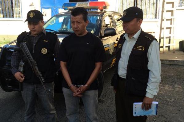Ósccar Agustín, agente de la PNC, es capturado por su presunta vinculación con la banda "Los Primos", que operaba en Escuintla. (Foto Prensa Libre: PNC)