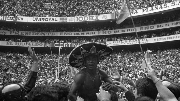 La primera Copa del Mundo en México vio a Brasil y su figura Pelé ganar el campeonato, considerado como uno de los mejores equipos de todos los tiempos. (GETTY IMAGES)
