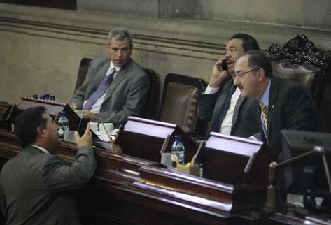 Luis Pérez (Izq.) conversa con Pedro Muadi (Der.), minutos antes de presentar la iniciativa contra la Cicig.