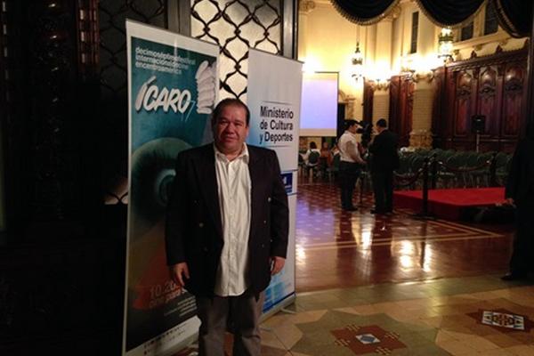 El director del Festival Ícaro dio la bienvenida a los invitados a la inaguración de la edición 17 del evento. (Foto Prensa Libre: Pamela Saravia)