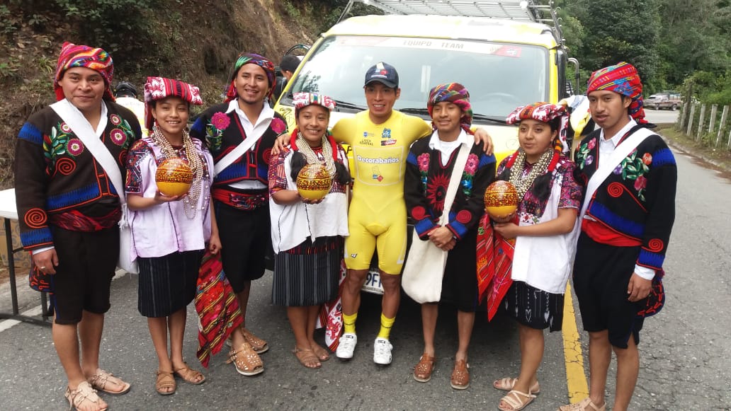 Un grupo de pobladores de Piedra María Tecún posa con el líder. (Foto Prensa Libre: Norvin Mendoza).