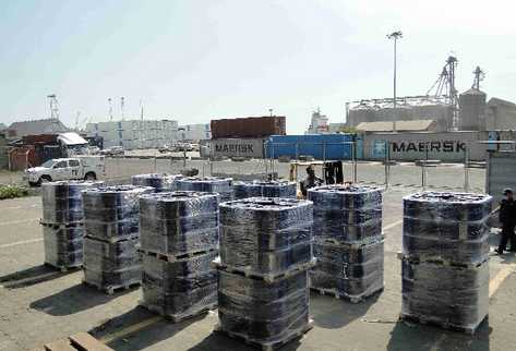 Decenas de toneles permanecen bajo el sol porque ya no hay  dónde ubicarlos en el  puerto Quetzal.