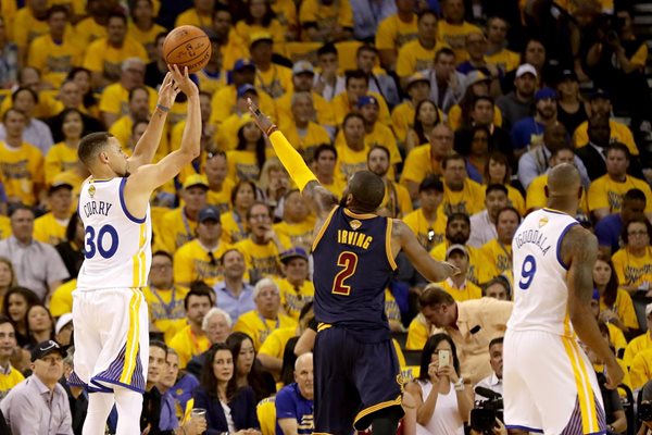 Stephen Curry no tuvo una gran faena, al contabilizar únicamente 11 puntos. Sin embargo, su equipo lució a la perfección (Foto Prensa Libre: AP)