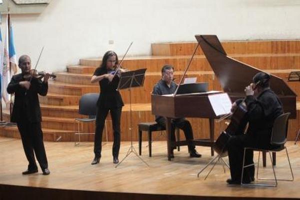 Música barroca del siglo XVII y XVIII fue interpretada por destacados maestros nacionales. (Foto Prensa Libre: Brenda Martínez)<br _mce_bogus="1"/>