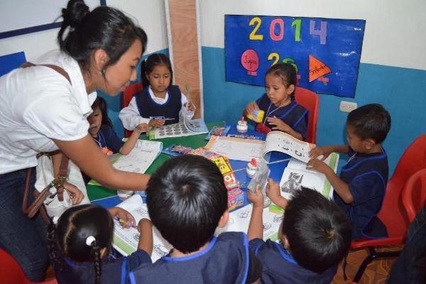 Niños aprenden a dibujar en el Cadi, en San Andrés Villa Seca, Retalhuleu. (Foto Prensa Libre: Jorge Tizol)
