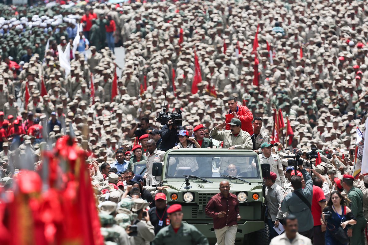 Maduro saluda a la Milicia en Caracas. (Foto Prensa Libre: EFE)