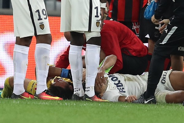 Radamel Falcao sufrió un golpe al chocar con un compañero con la cabeza y estará en observación en el hospital. (Foto Prensa Libre: AFP)