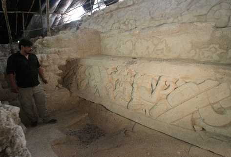 Hernández muestra el friso de los héroes gemelos del Popol Vuh.