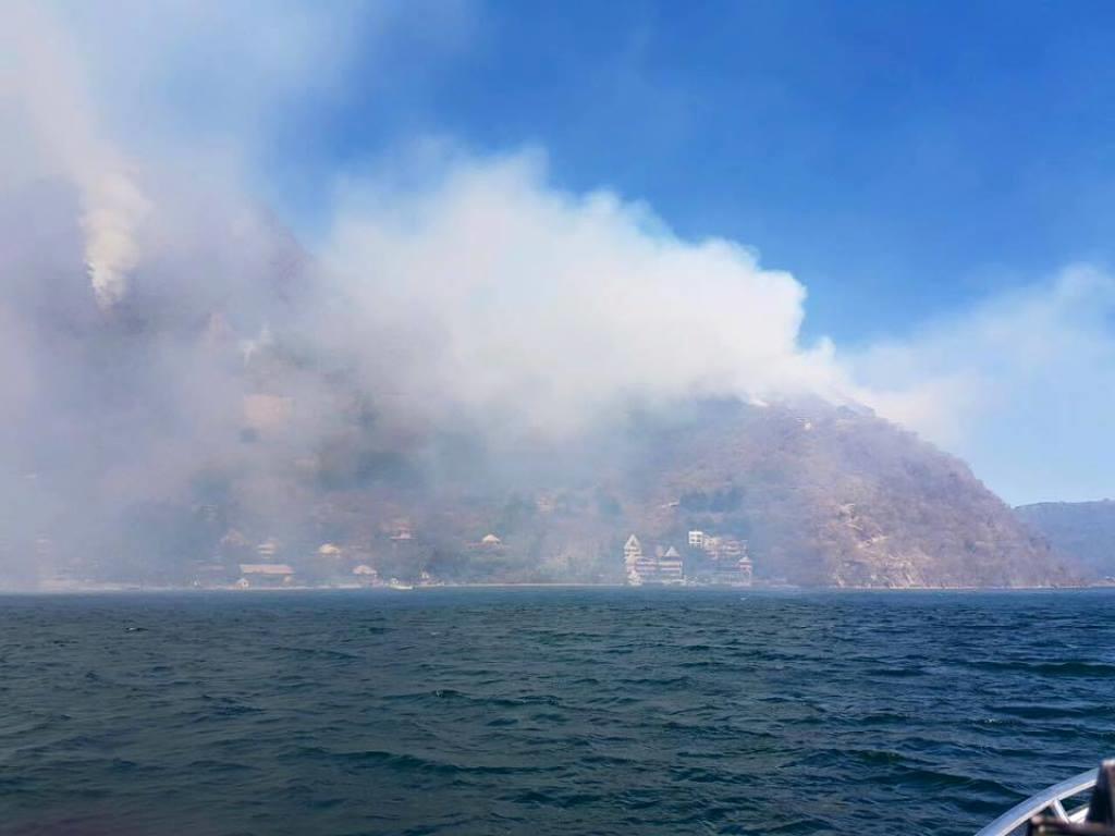 Vista del fuego que amenaza con llegar a inmuebles ubicados a la orilla del Lago de Atitlán. (Foto Prensa Libre: Estela Simaj).
