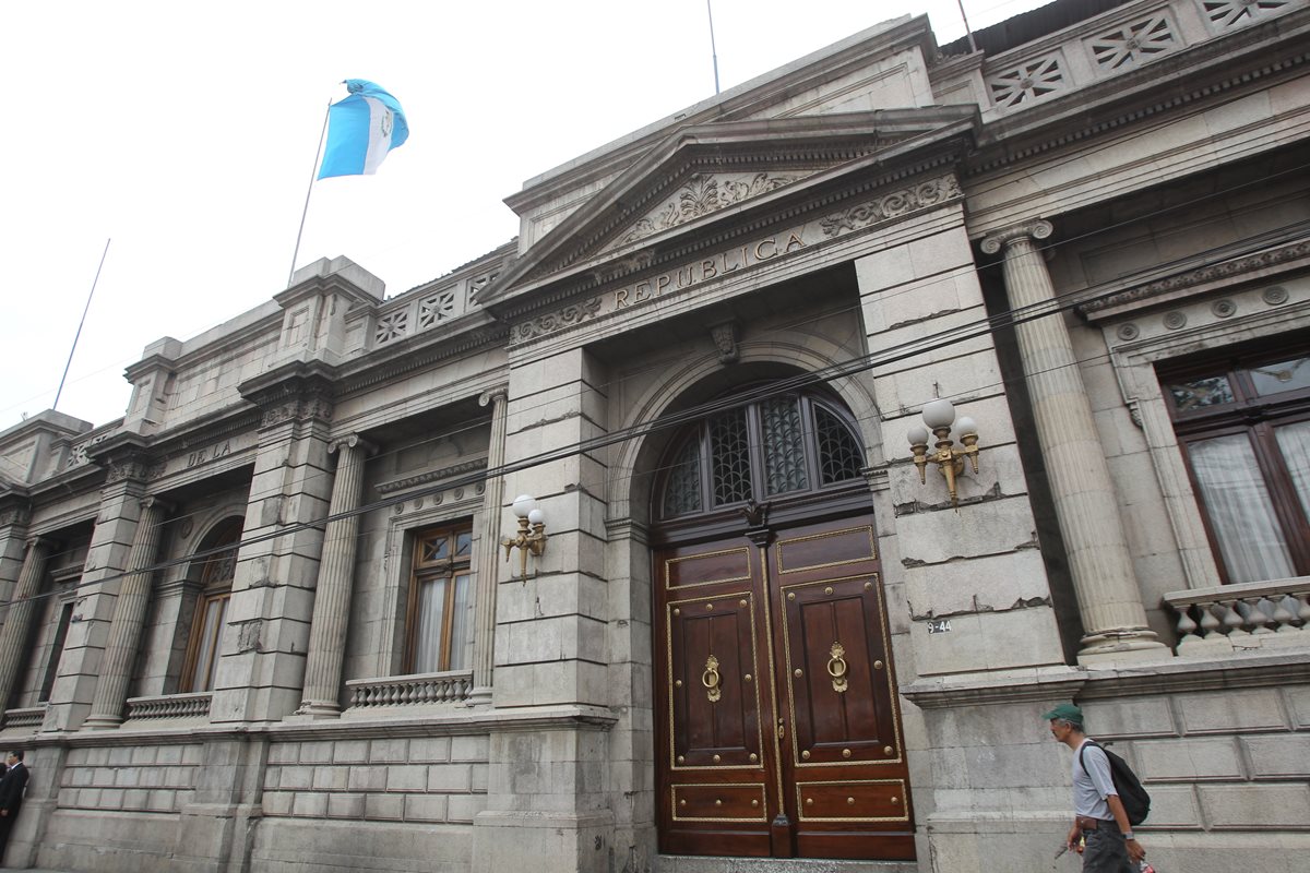 Diputados, durante la sesión plenaria que rechazó el estado de Calamidad y el dictamen a favor de la pena de muerte. (Foto Prensa Libre: Esbin García)