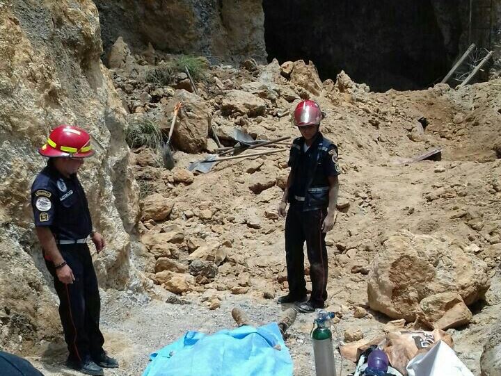 Los Bomberos Municipales Departamentales cubren el cadáver de la víctima en el cantón Agua Tibia, Palencia. (Foto Prensa Libre: Asobomd)