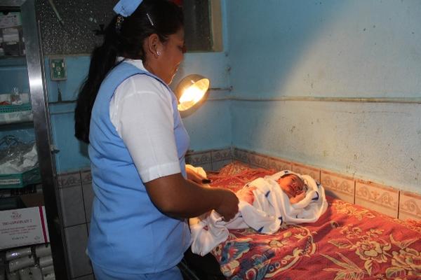 Una bebé abandonada fue localizada en una cuneta en un sector de El Progreso, Jutiapa. (Foto Prensa Libre: Oscar González)<br _mce_bogus="1"/>
