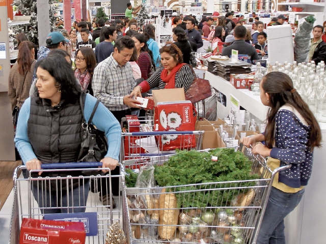 alta afluencia se mantuvo durante el día en las tiendas Cemaco, que abrieron a las seis de la mañana y donde rebajaron artículos navideños.(Foto Prensa Libre: Erick Avila)