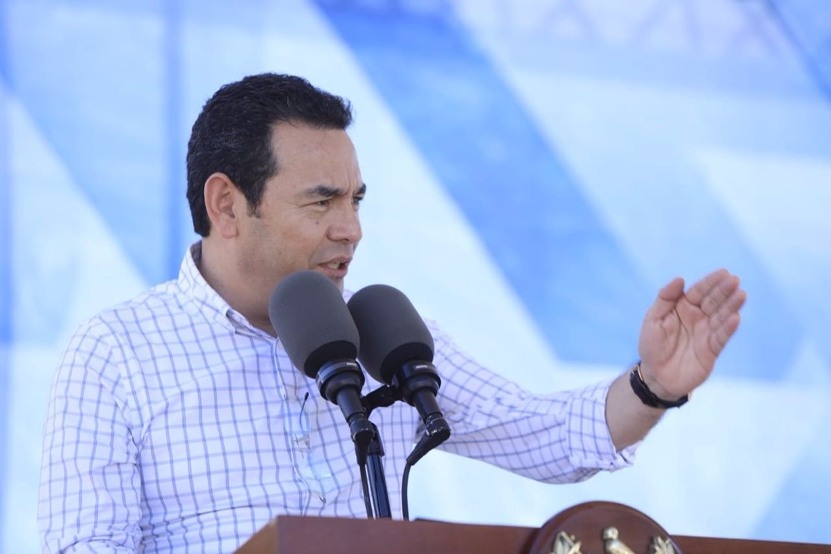 El presidente Jimmy Morales ofreció un discurso en el que señaló a la ex fiscal general Thelma Aldana y al excontralor Carlos Mencos. (Foto Prensa Libre: Gobierno de Guatemala)