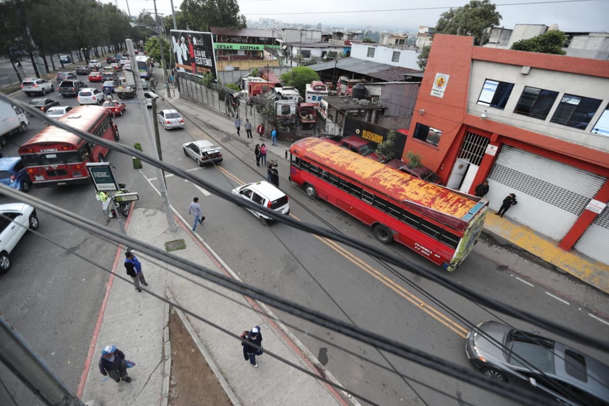 El piloto con heridas de bala en el tórax y las piernas, logró llegar hasta la estación de Bomberos Voluntarios de la colonia 4 de Febrero, donde recibió la asistencia médica. (Foto Prensa Libre: Érick Avila)