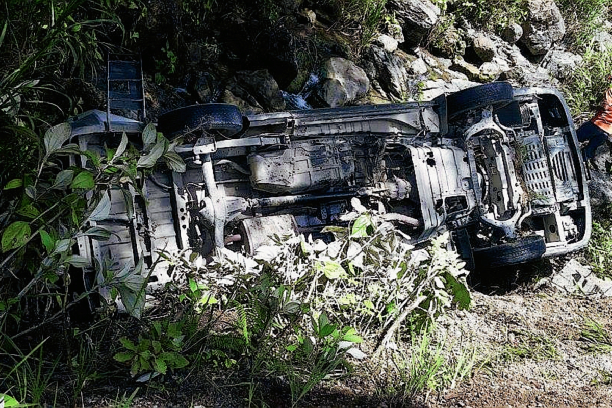 Microbús que se accidentó en Tamahú, Alta Verapaz. (Foto Prensa Libre: Eduardo Sam)