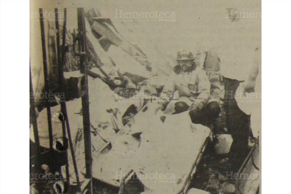 Bomberos voluntarios cubren los cada?veres de tres de los 14 muertos, entre ellos un bebe? de 6 meses. 5/5/1990. (Foto: Hemeroteca PL)