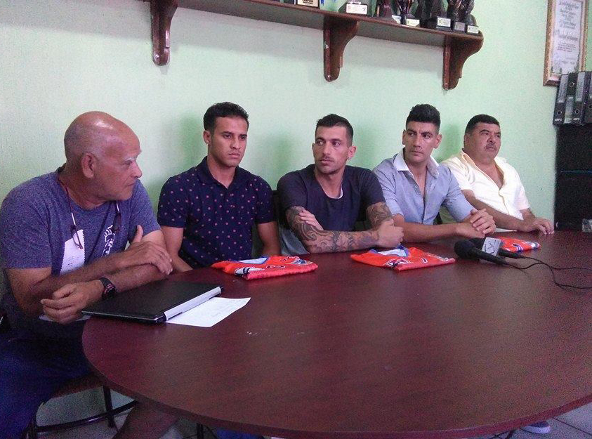 Wálter Claverí—izq—, técnico de Suchi, durante la presentación de los nuevos jugadores. (Foto Prensa Libre: Omar Méndez)
