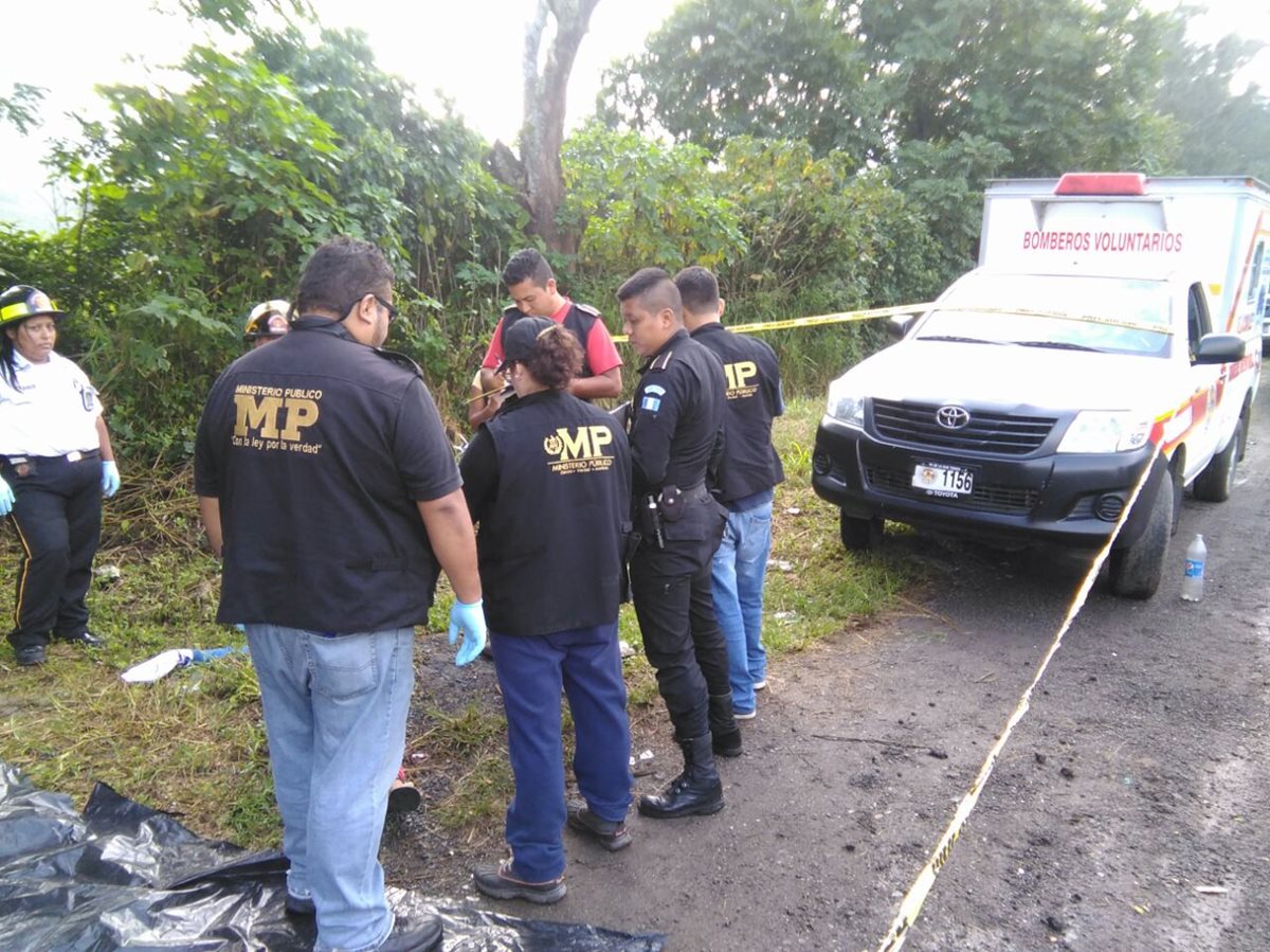 Peritos del Ministerio Público recogen evidencias en el área donde fue localizada la mujer muerta. (Foto Prensa Libre: Estuardo Paredes)