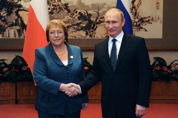 La presidenta chilena, Michelle Bachelet, saluda hoy a su homólogo ruso Vladimir Putin, en la cumbre económica Asia-Pacífico. (Foto Prensa Libre: AP)