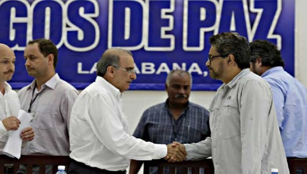 El jefe de la delegación de las Farc, “Iván Márquez"(I)saluda a Humberto de la Calle, jefe de la delegación del Gobierno colombiano.(Foto Prensa Libre: EFE)