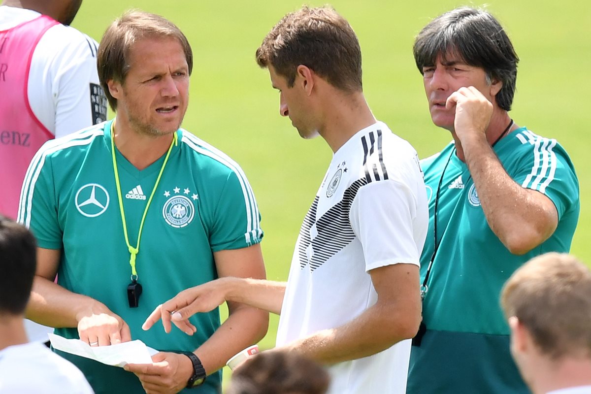 El técnico de la Selección de Alemania, Joachim Löw seguirá vinculado al proceso rumbo al Mundial. (Foto Prensa Libre: EFE)