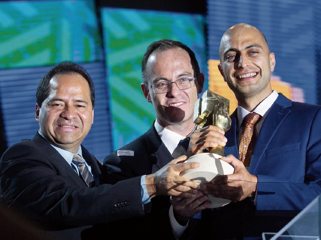 el viceministro Israel Orozco y Rolando Paiz de Agexport, entregan el galardón a Alexander Kronick de Caobadoors. (Foto Prensa Libre: Álvaro Interiano)