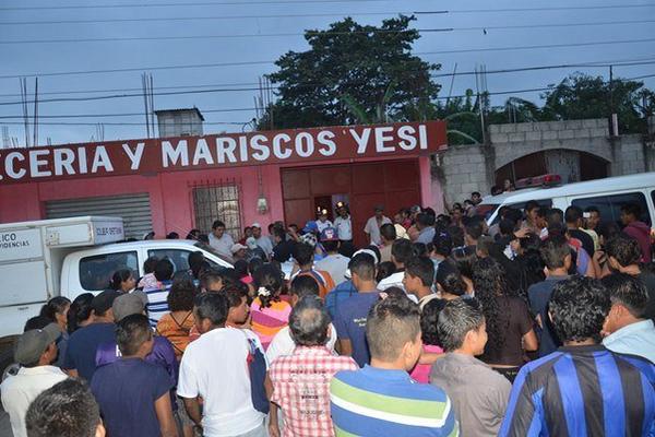 Curiosos permanecen frente a la venta de licor donde murió baleado Francisco Antonio Oliva, en Barberena. (Foto Prensa Libre: Oswaldo Cardona)