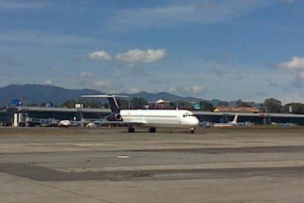 Uno de los aviones que arribaron este viernes en la Fuerza Aérea. (Foto Prensa Libre: Sergio Morales)