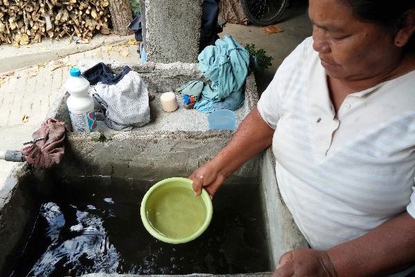 El agua que reciben    vecinos del barrio Abajo, San Jerónimo, contiene sedimentos.