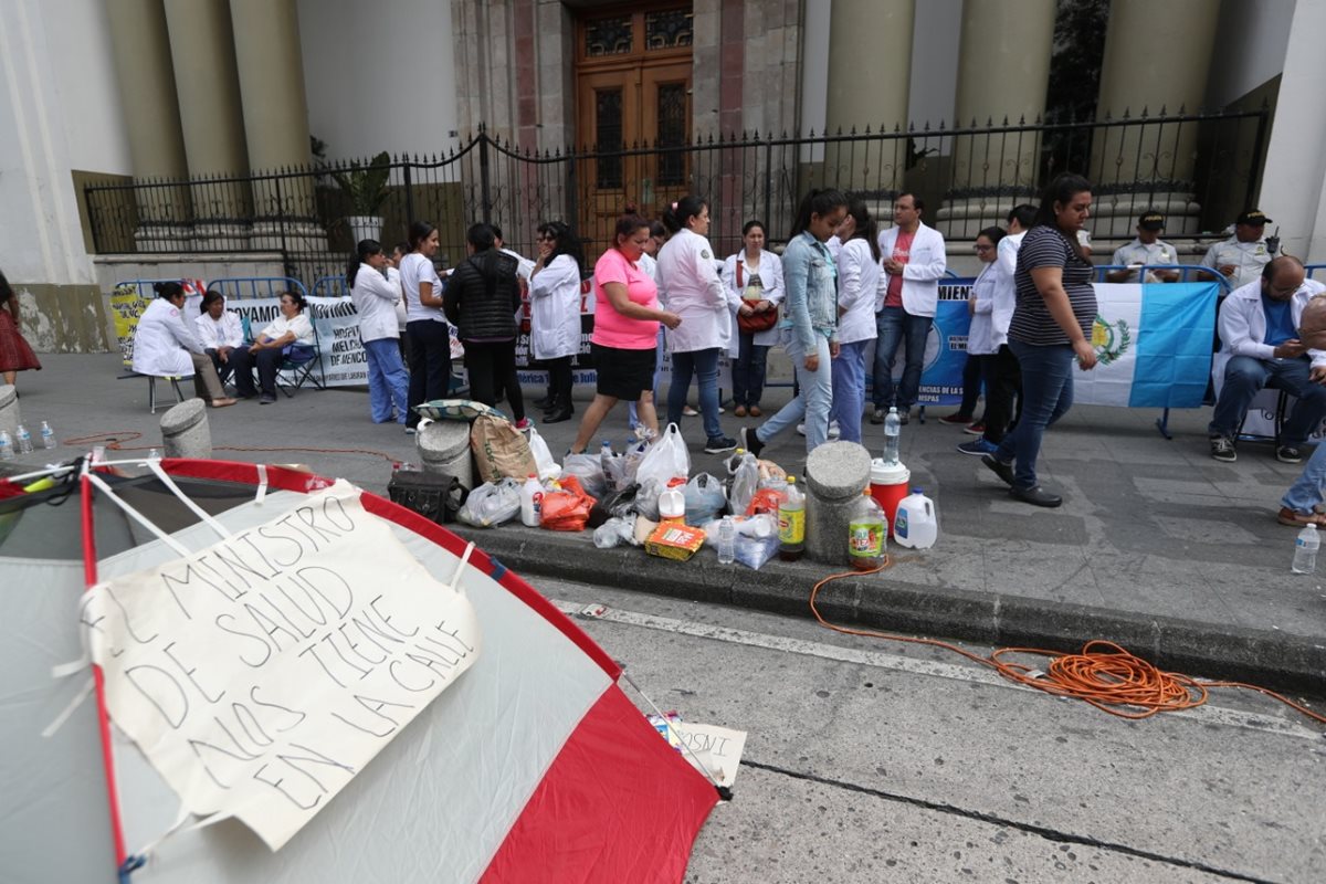 Un grupo de 40 profesionales de la salud pernoctó frente a Casa Presidencial a la espera de tener una audiencia con el presidente Jimmy Morales, que se ha negado a recibirlos. (Foto Prensa Libre: Óscar Rivas)