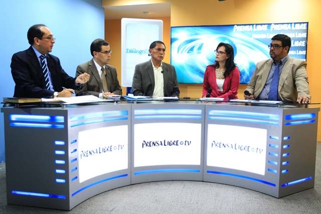Sergio Recinos y Óscar Monterroso, presidente en funciones y gerente económico del Banguat, respectivamente; Érick Coyoy, analista; junto a los periodistas Ana Maricela Herrera y Urías Gamarro. (Foto prensa Libre: E. García)