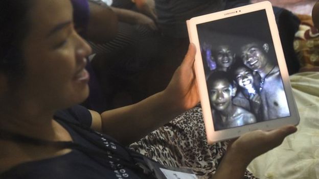 La alegría de los familiares cuando después de nueve días pudieron ver fotos de los adolescentes. (AFP)