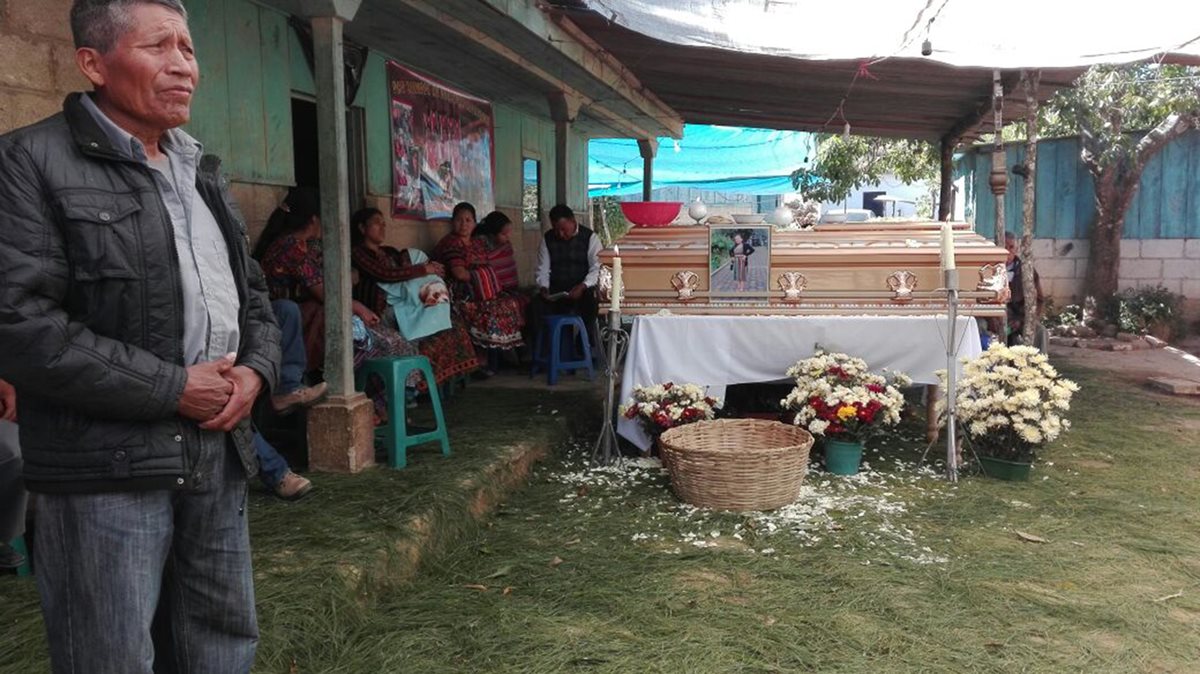 Familiares de Flora Elizabeth Tian Cuy participan en el velatorio y este domingo será inhumada en el cementerio de San Andrés Semetabaj, Sololá. (Foto Prensa Libre: Ángel Julajúj)