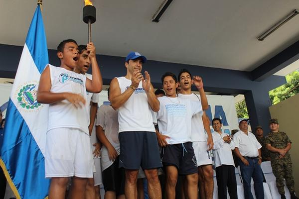 Martín Marchón, director general de Educación Física, encabezó la delegación nacional que llevó la antorcha a la frontera con El Salvador. (Foto Prensa Libre)<br _mce_bogus="1"/>