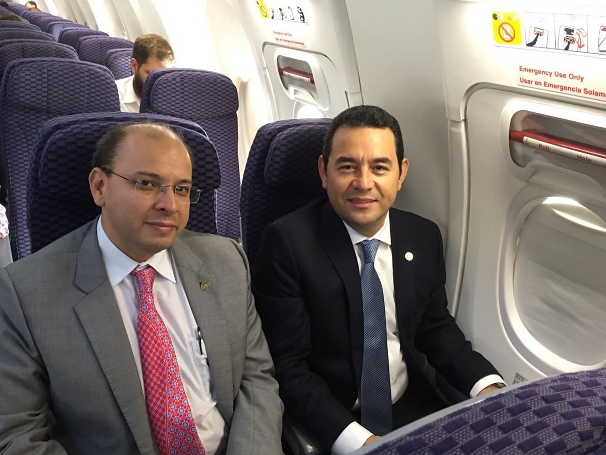 El presidente Jimmy Morales viajó a Cuba en avión comercial, acompañado de su secretario privado, Rodrigo Colmenares. (Foto Prensa Libre: Presidencia)