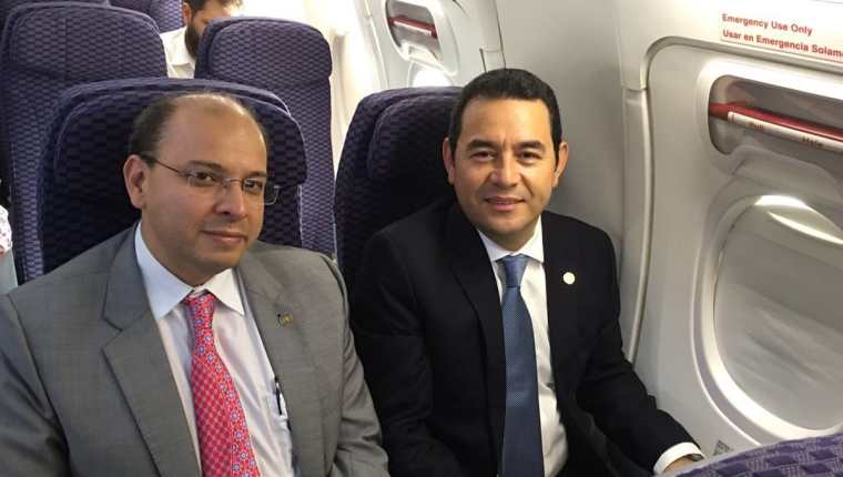 El presidente Jimmy Morales viajó a Cuba en avión comercial, acompañado de su secretario privado, Rodrigo Colmenares. (Foto Prensa Libre: Presidencia)