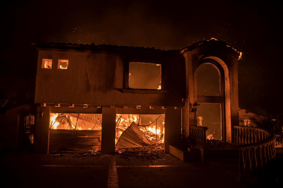 El potente incendio en California ha consumido 150 edificios. (Foto Prensa Libre: EFE)