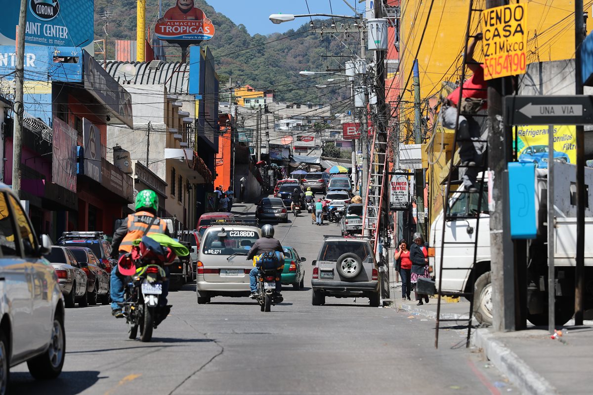 En la 6a. calle de la zona 1 de Mixco, es uno de los sectores de mayor comercio, donde vecinos alertan del aumento de inseguridad y extorsión a negocios. (Foto Prensa Libre: Álvaro Interiano)