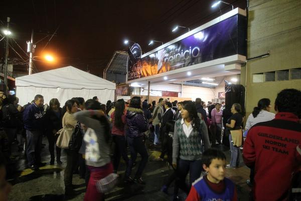 Miles de feligreses participan de vigilia en ministerios Ebenezer (Foto Prensa Libre: Paulo Raquec) <br _mce_bogus="1"/>